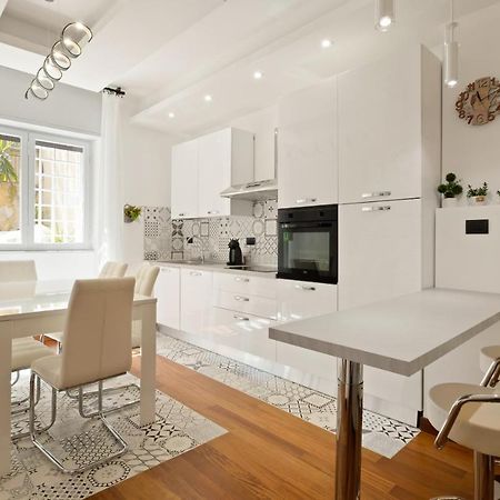 3 Bed Modern Flat - 15 Minutes Walk To Colosseum ローマ エクステリア 写真
