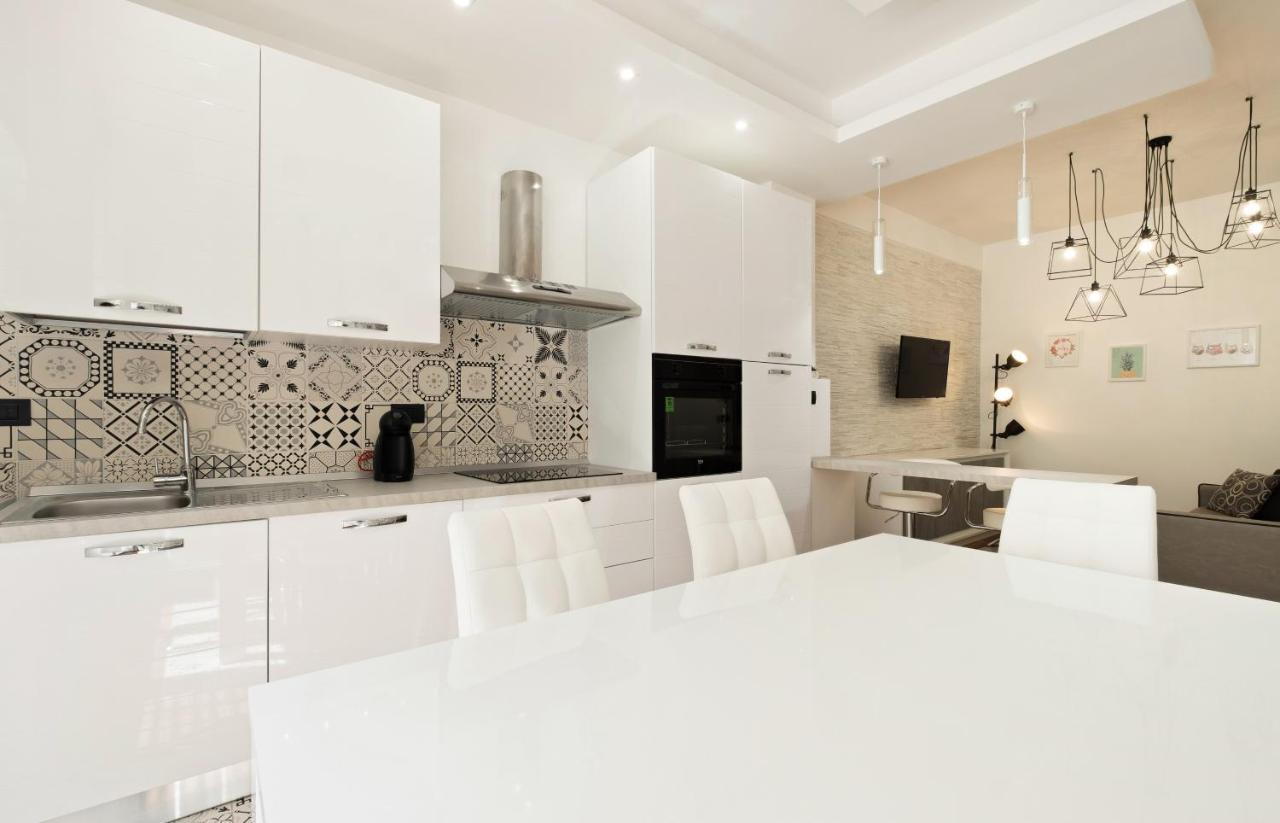 3 Bed Modern Flat - 15 Minutes Walk To Colosseum ローマ エクステリア 写真