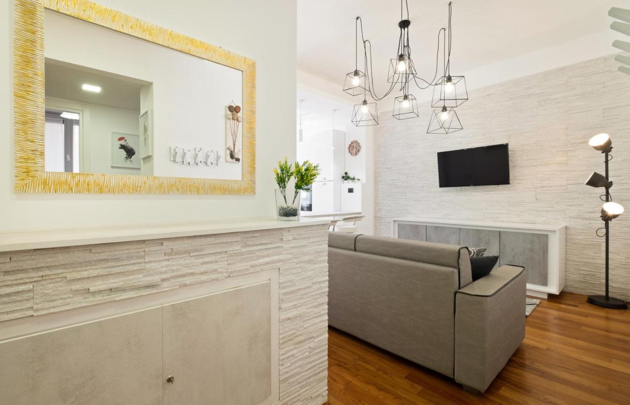 3 Bed Modern Flat - 15 Minutes Walk To Colosseum ローマ エクステリア 写真